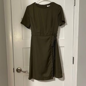 Olive Mod Reform faux wrap dress. Zips in back and is a size small.